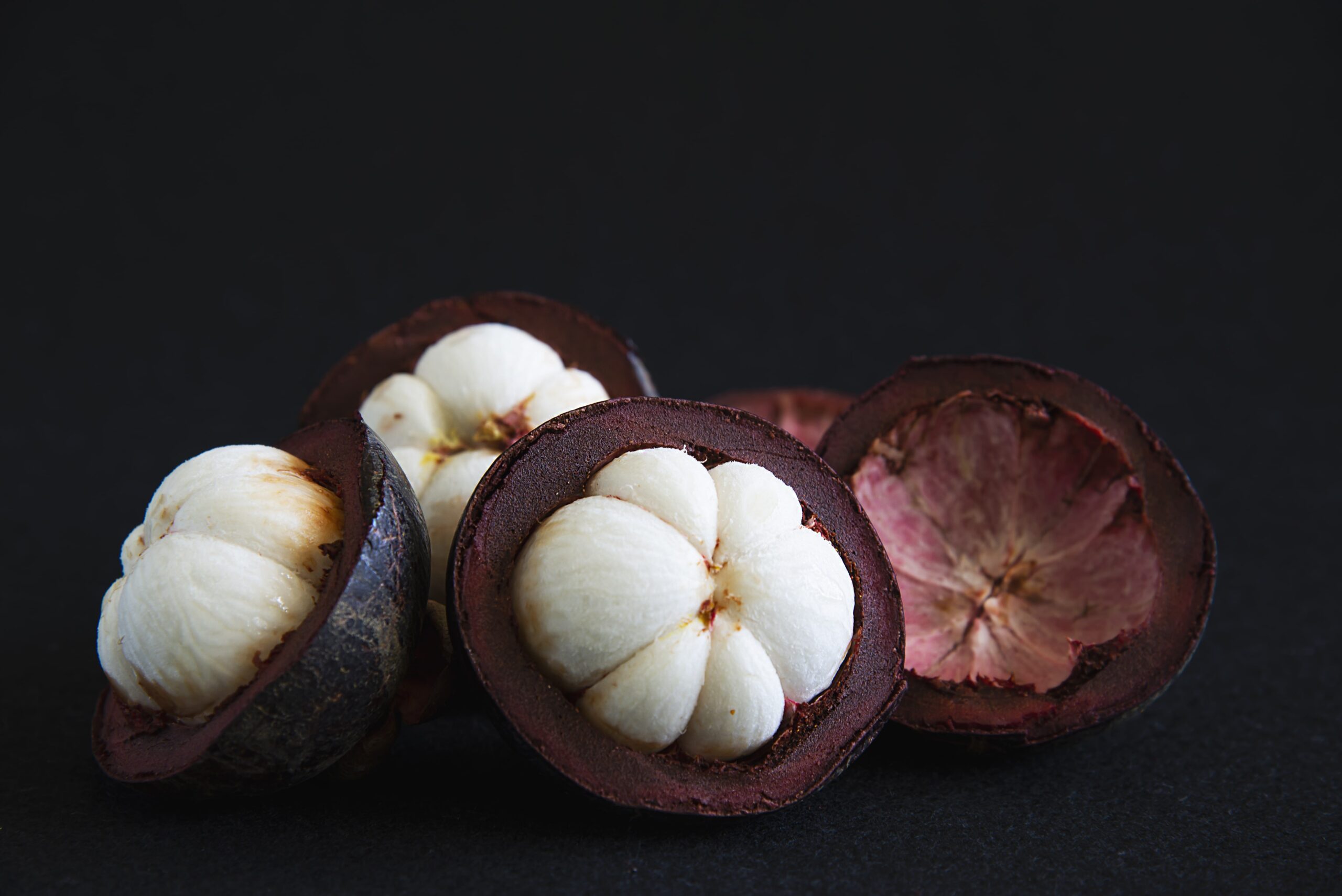 mangosteen-thai-popular-fruits-tropical-fruit-with-sweet-juicy-white-segments-flesh-inside-thick-reddish-brown-rind-min